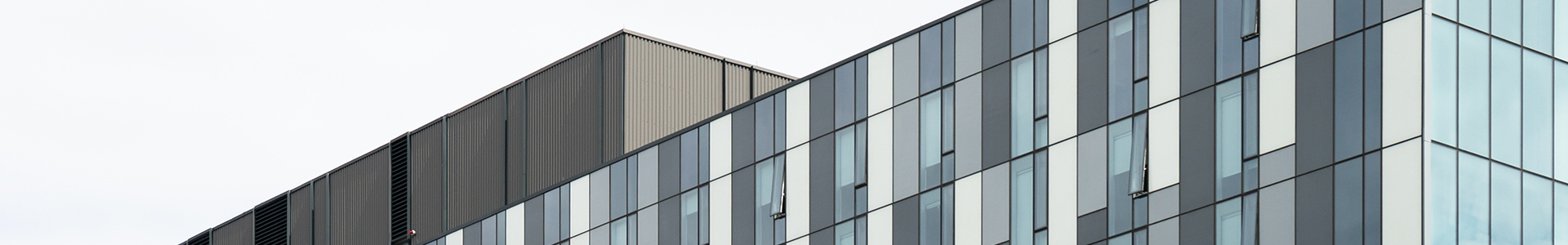 Gebäudezertifzierung im Brandschutz Außnfassade moderner Büros, Fenster
